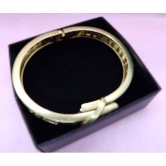 Vintage Avon Goldtone Basketweave Buckle Bangle Bracelet NOS - Picture 2 of 6